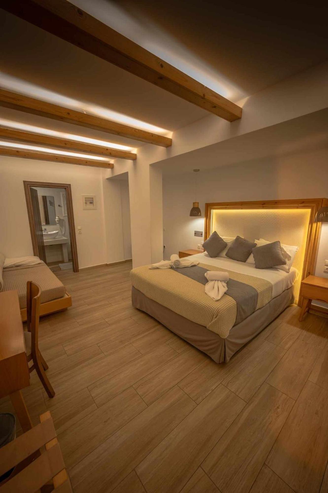 Karidis Hotel Kamári エクステリア 写真