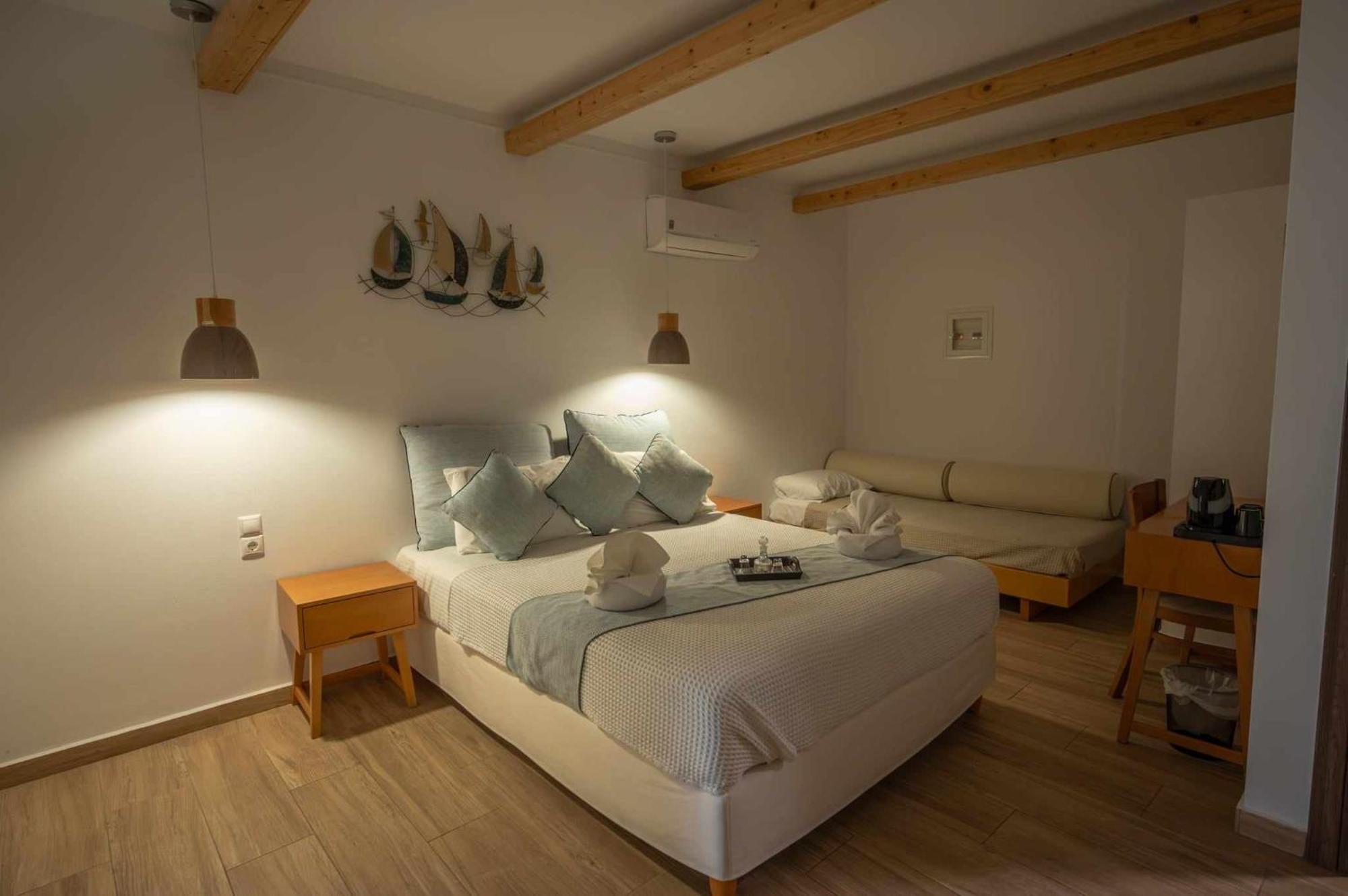Karidis Hotel Kamári エクステリア 写真