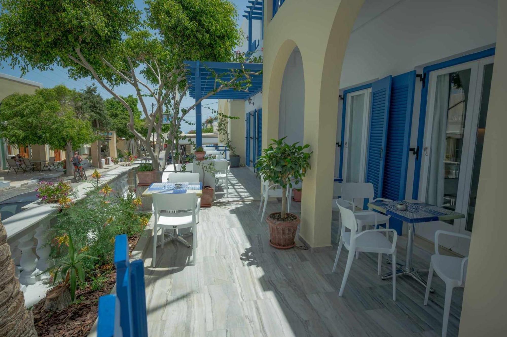 Karidis Hotel Kamári エクステリア 写真