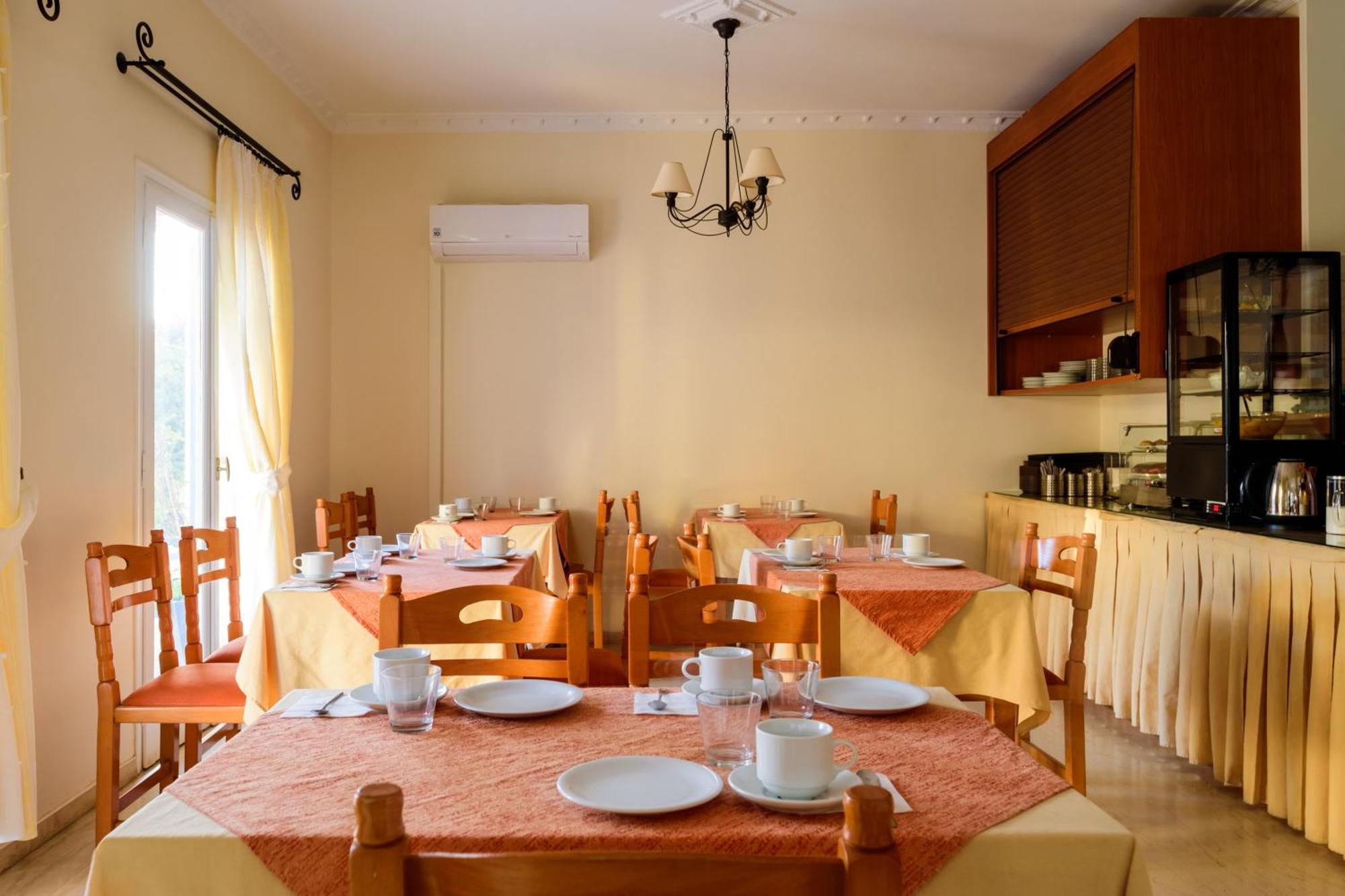 Karidis Hotel Kamári エクステリア 写真