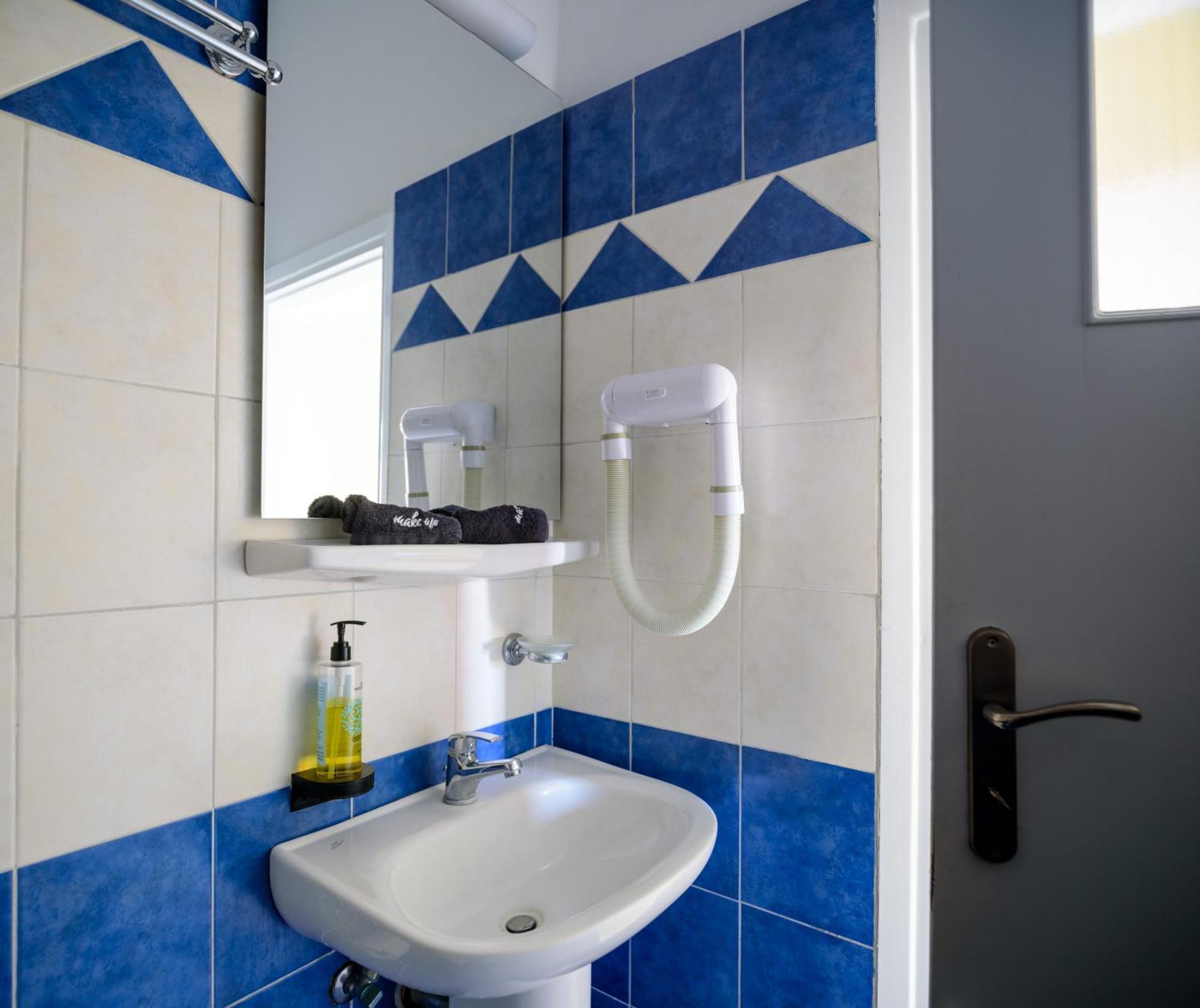 Karidis Hotel Kamári エクステリア 写真