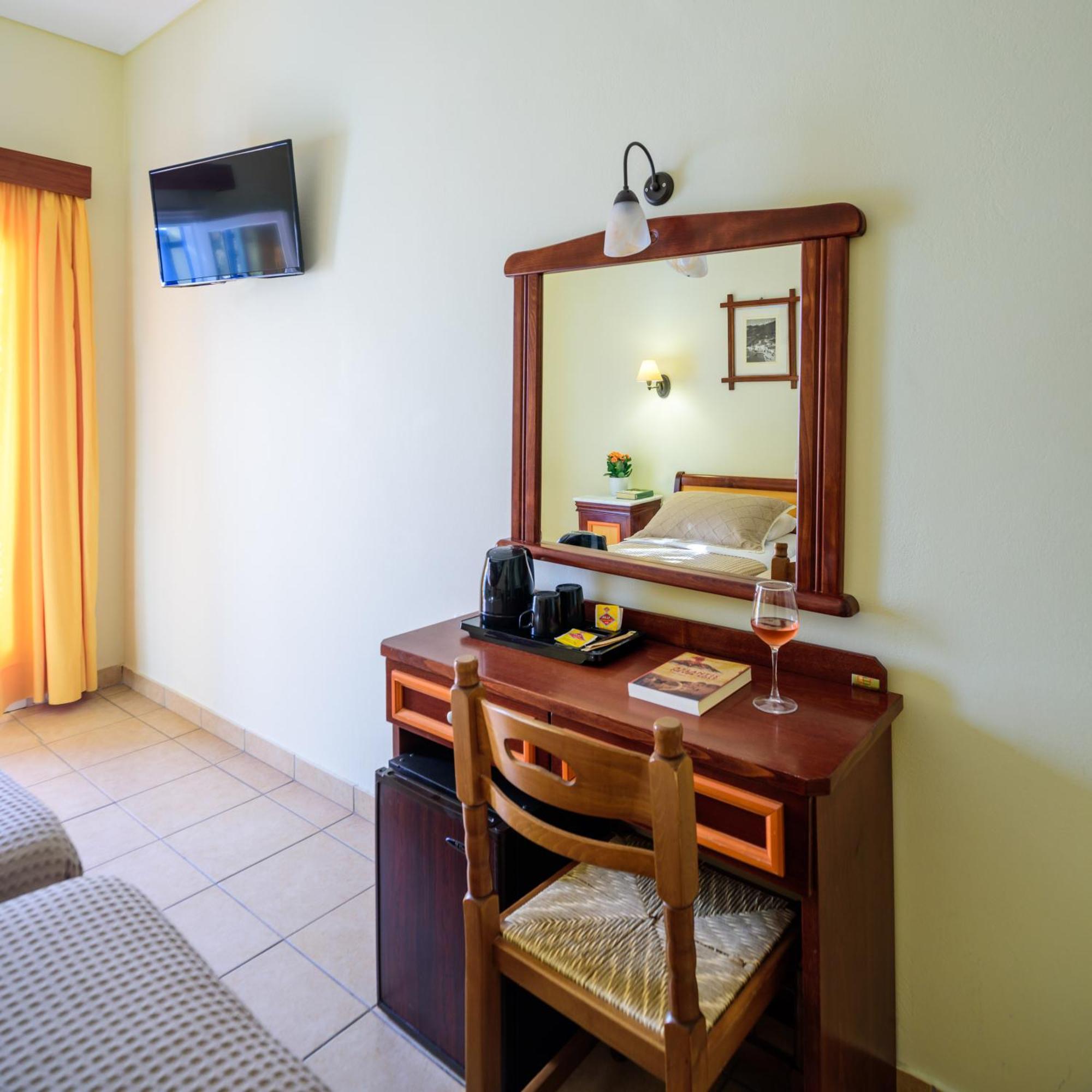 Karidis Hotel Kamári エクステリア 写真