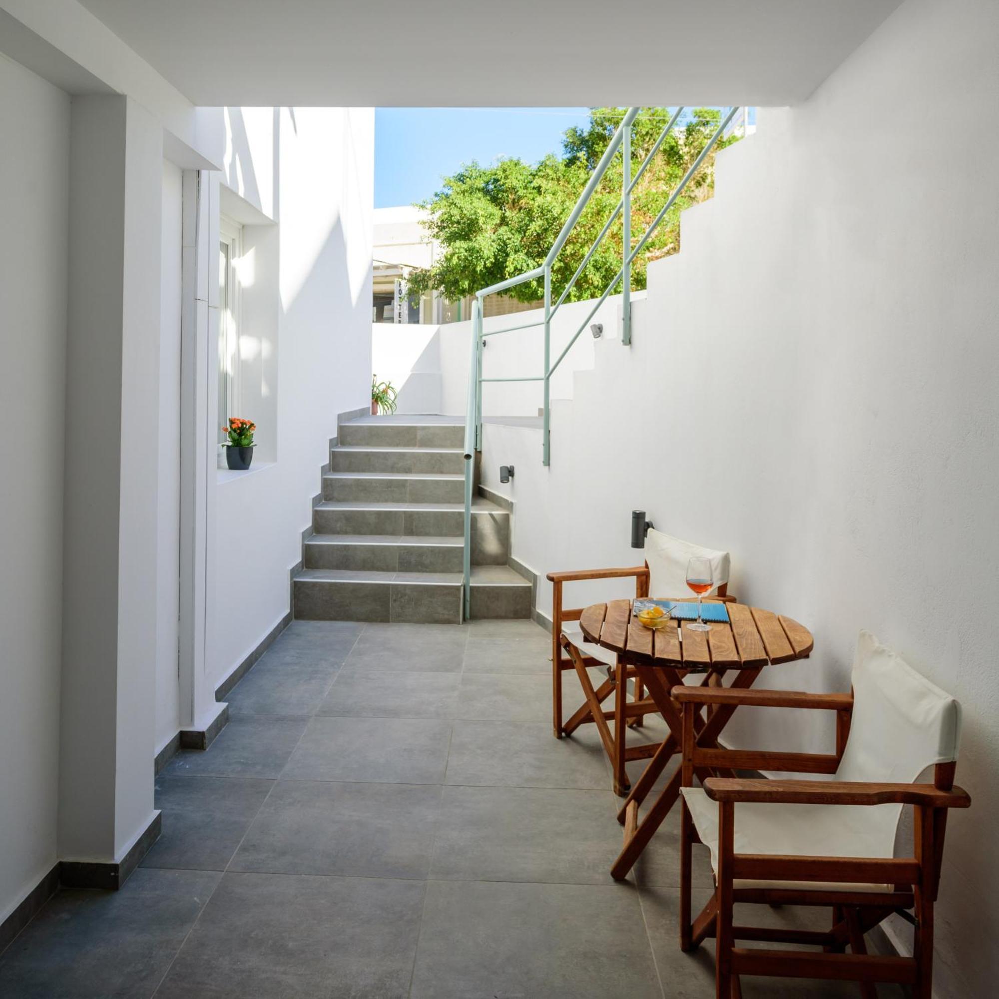 Karidis Hotel Kamári エクステリア 写真