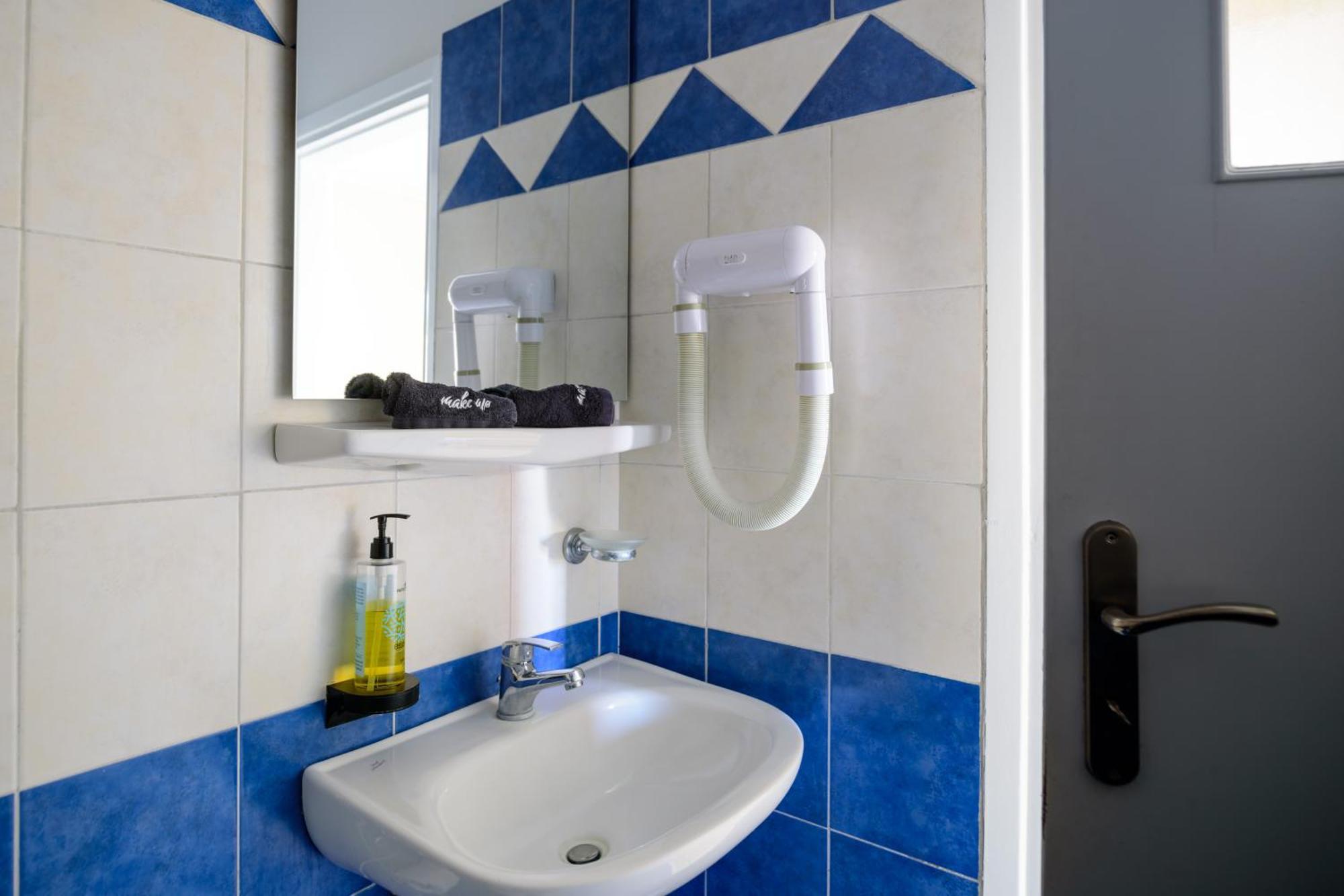 Karidis Hotel Kamári エクステリア 写真